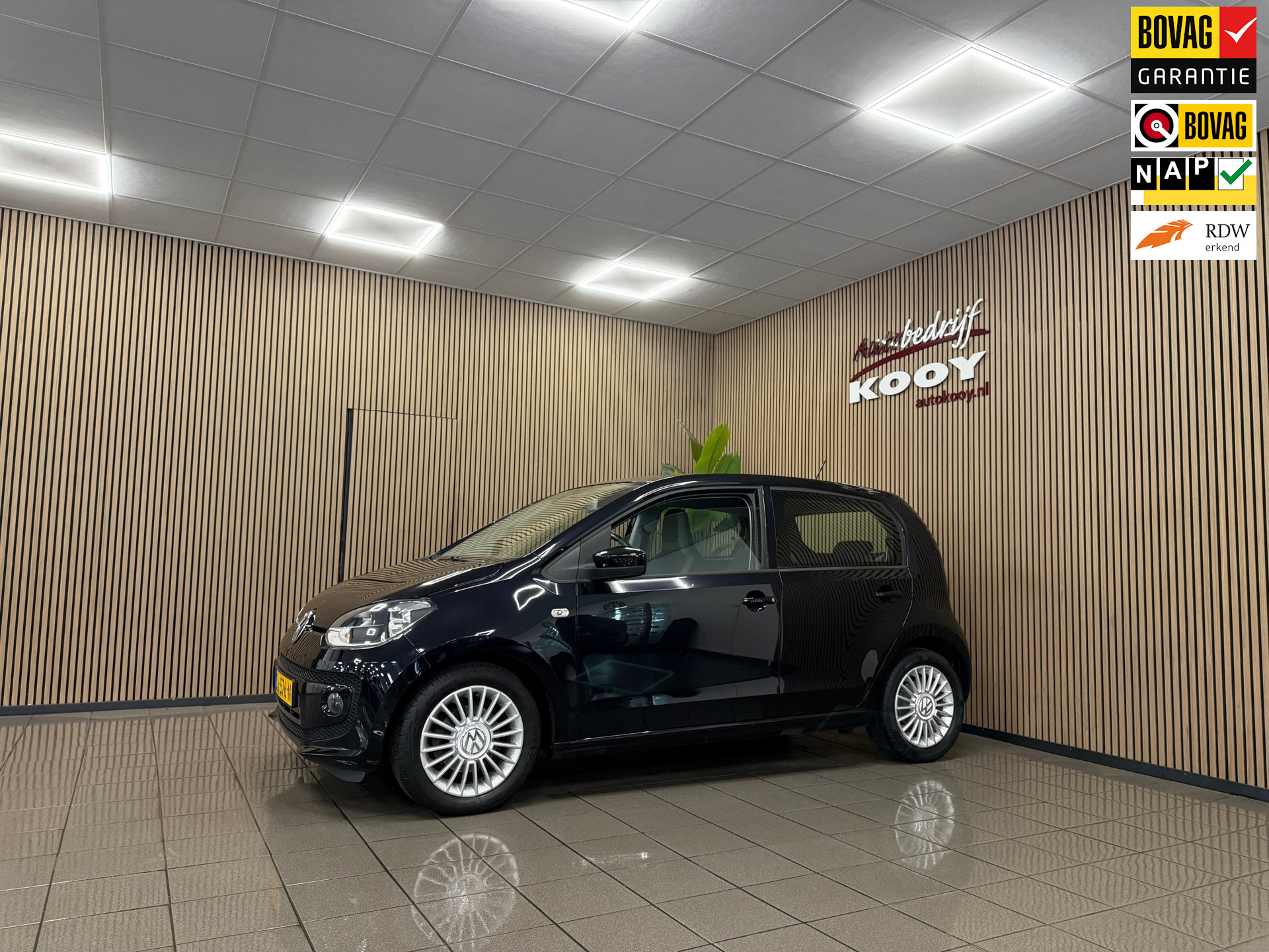 Volkswagen Up! 1.0 high up! BlueMotion * 66.808 km + NAP / Navigatie / Bluetooth / LM Velgen / NL Auto *