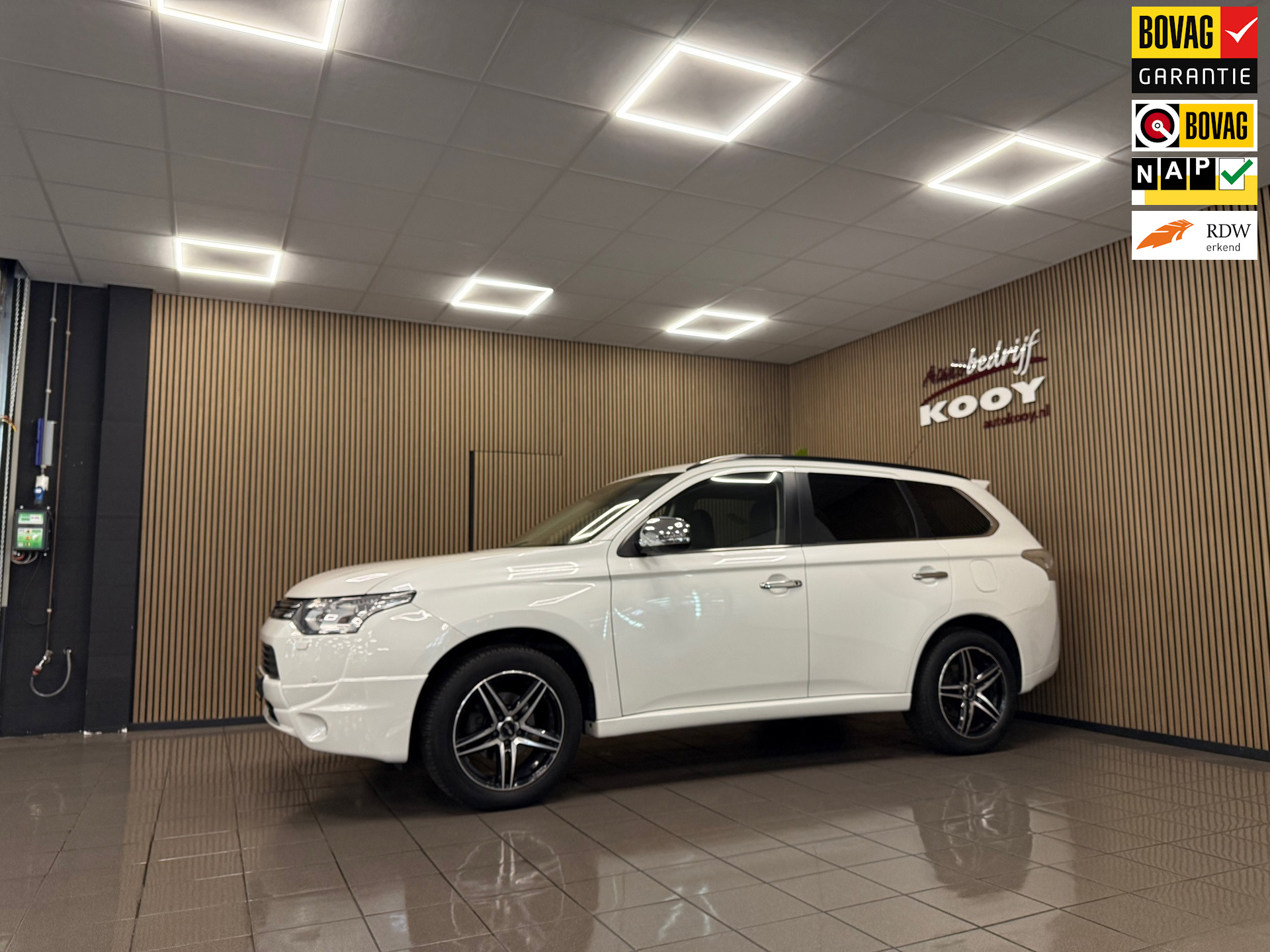 Mitsubishi Outlander 2.0 PHEV instyle+ * Schuif-Kanteldak / Navigatie / Trekhaak / Stoelverwarming / NL Auto *