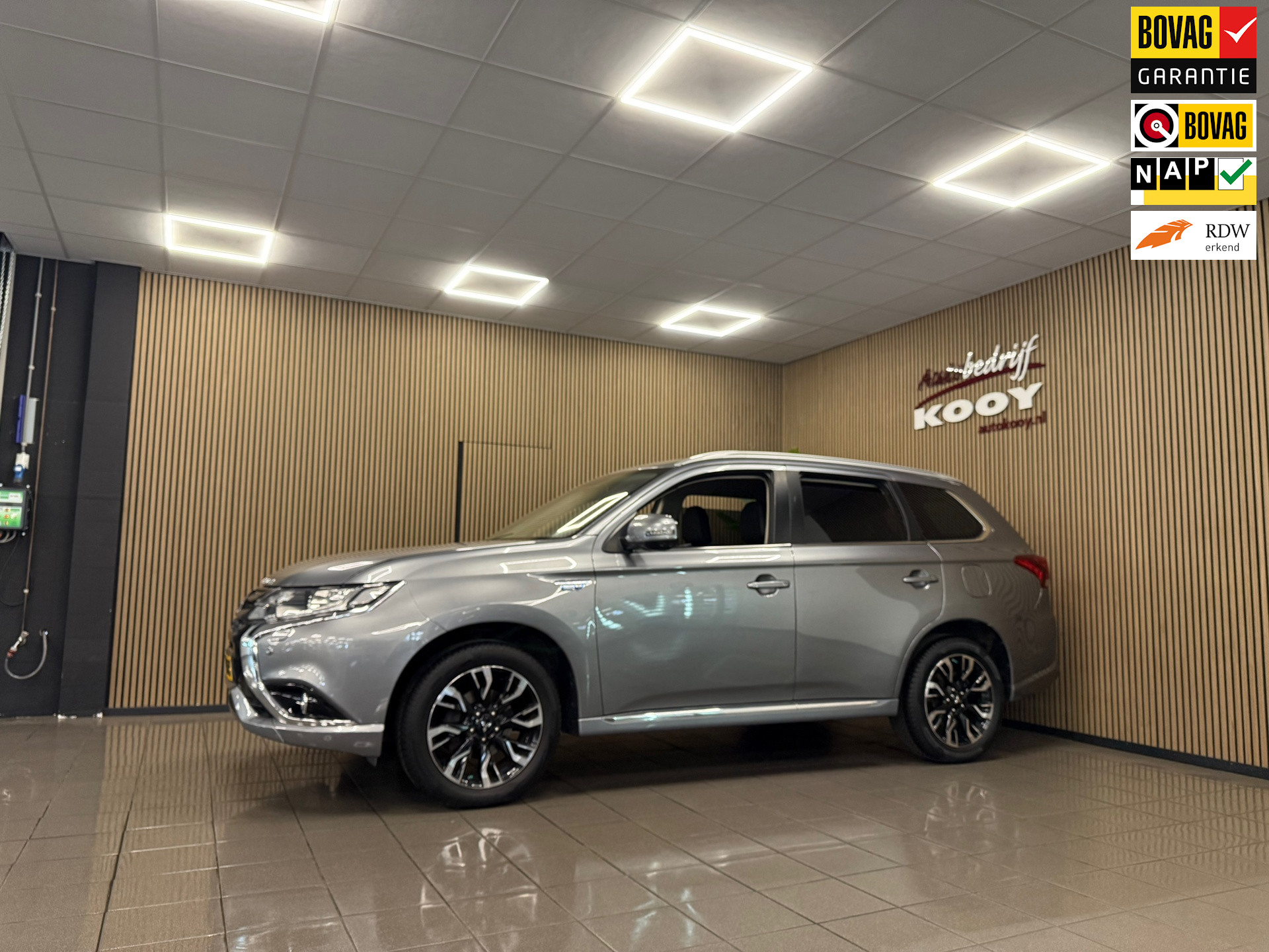 Mitsubishi Outlander 2.0 PHEV Executive Edition * Stoelverwarming / LM Velgen / Parkeersensoren / NL Auto *