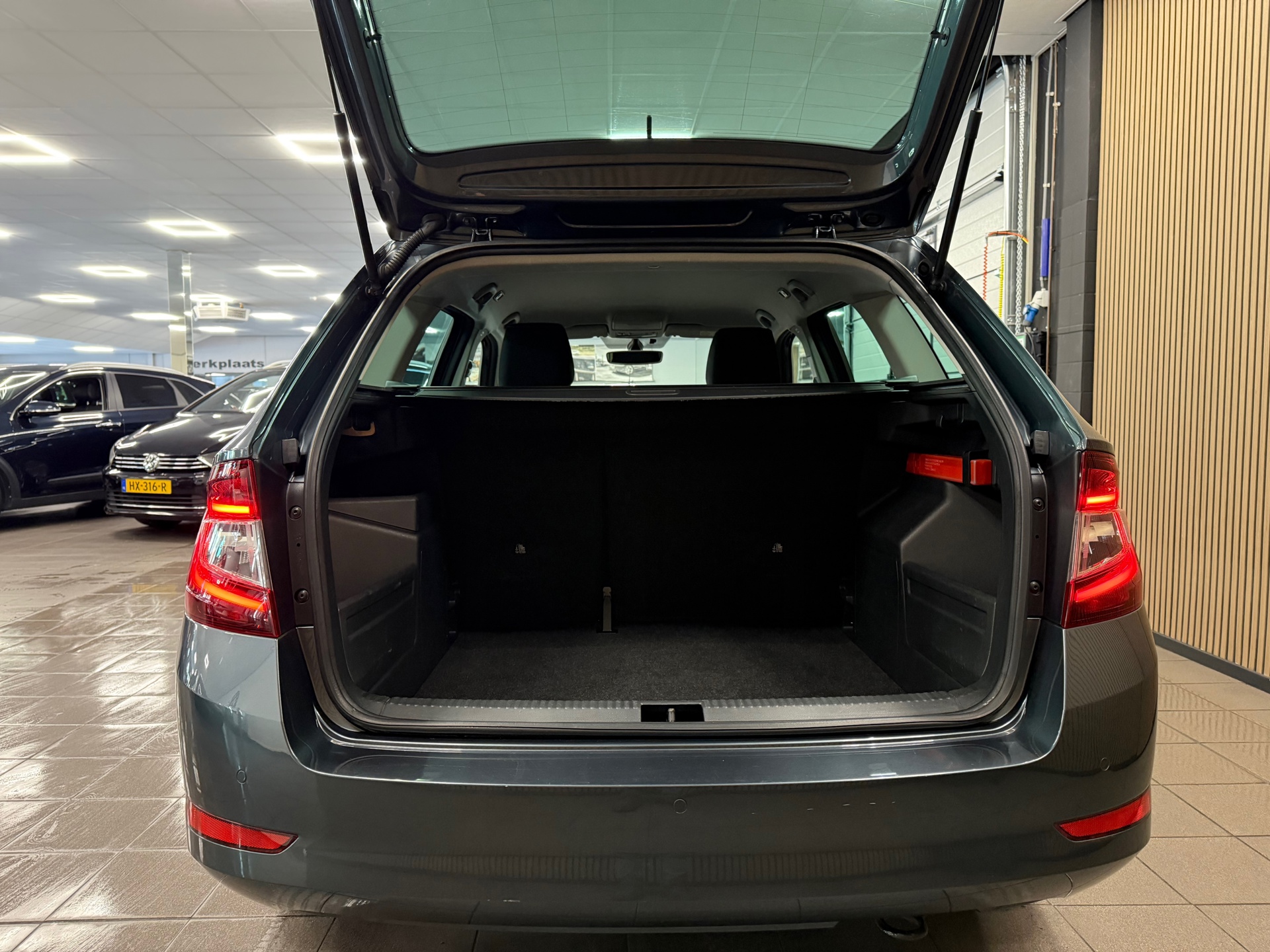 https://www.autokooy.nl//xml/images/55385496-5.JPG
