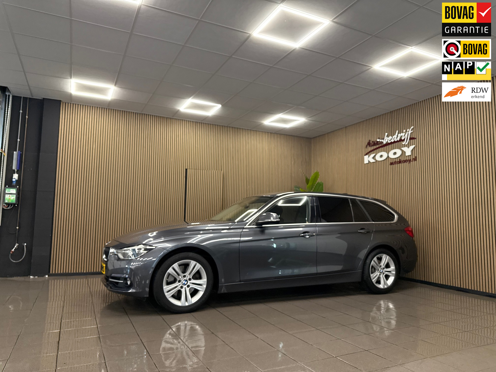 BMW 3-serie Touring 330i Executive * 1e Eig / Automaat / 360° Camera / LED / Navigatie / NL Auto *