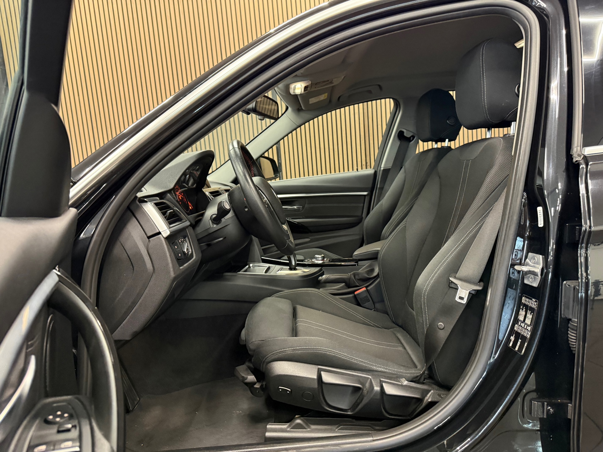 https://www.autokooy.nl//xml/images/55464400-12.JPG