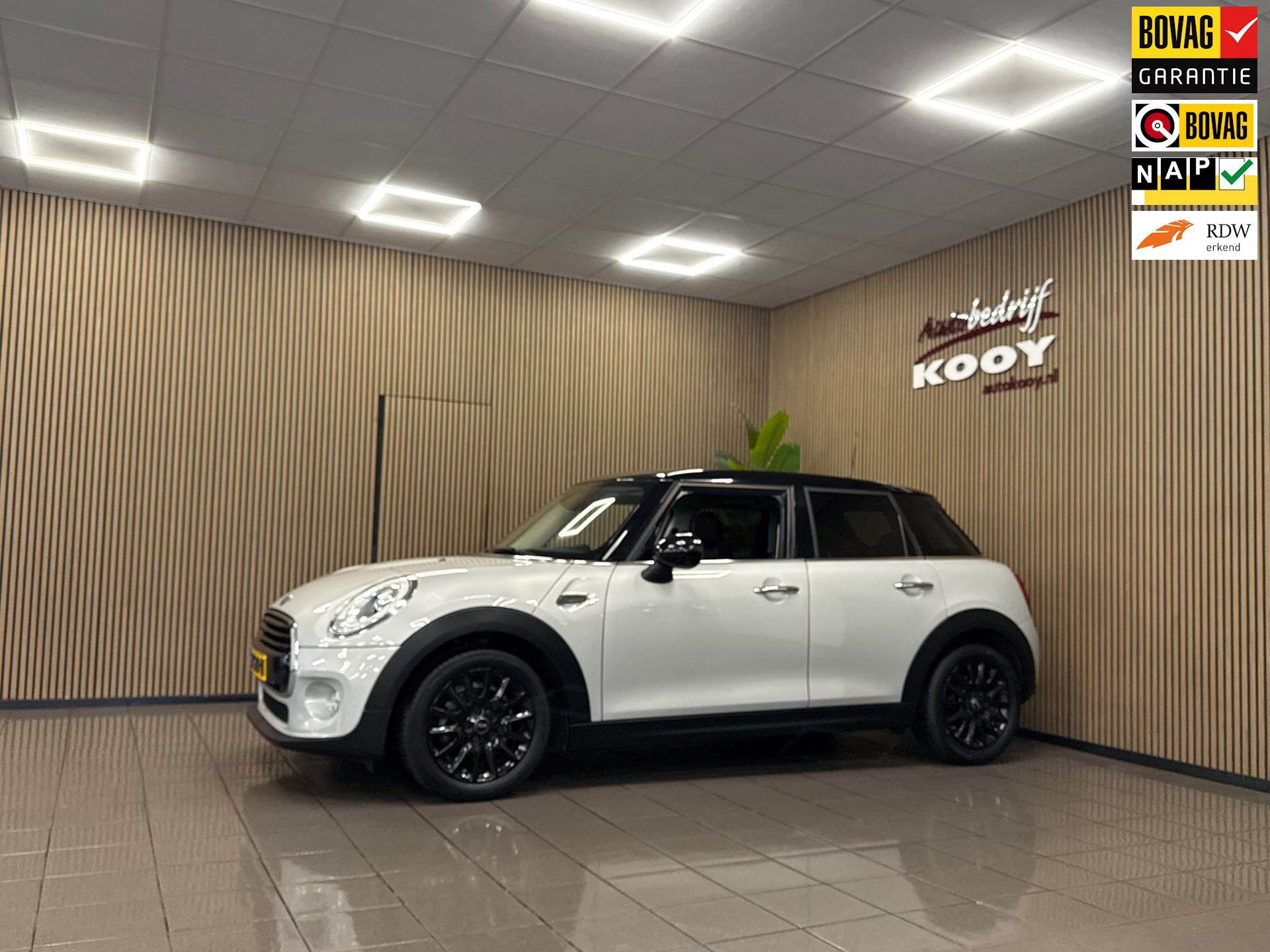 Mini 5-Deurs 1.5 Cooper Chili Business * Panoramadak / LED / Navigatie / LM Velgen / NL Auto *