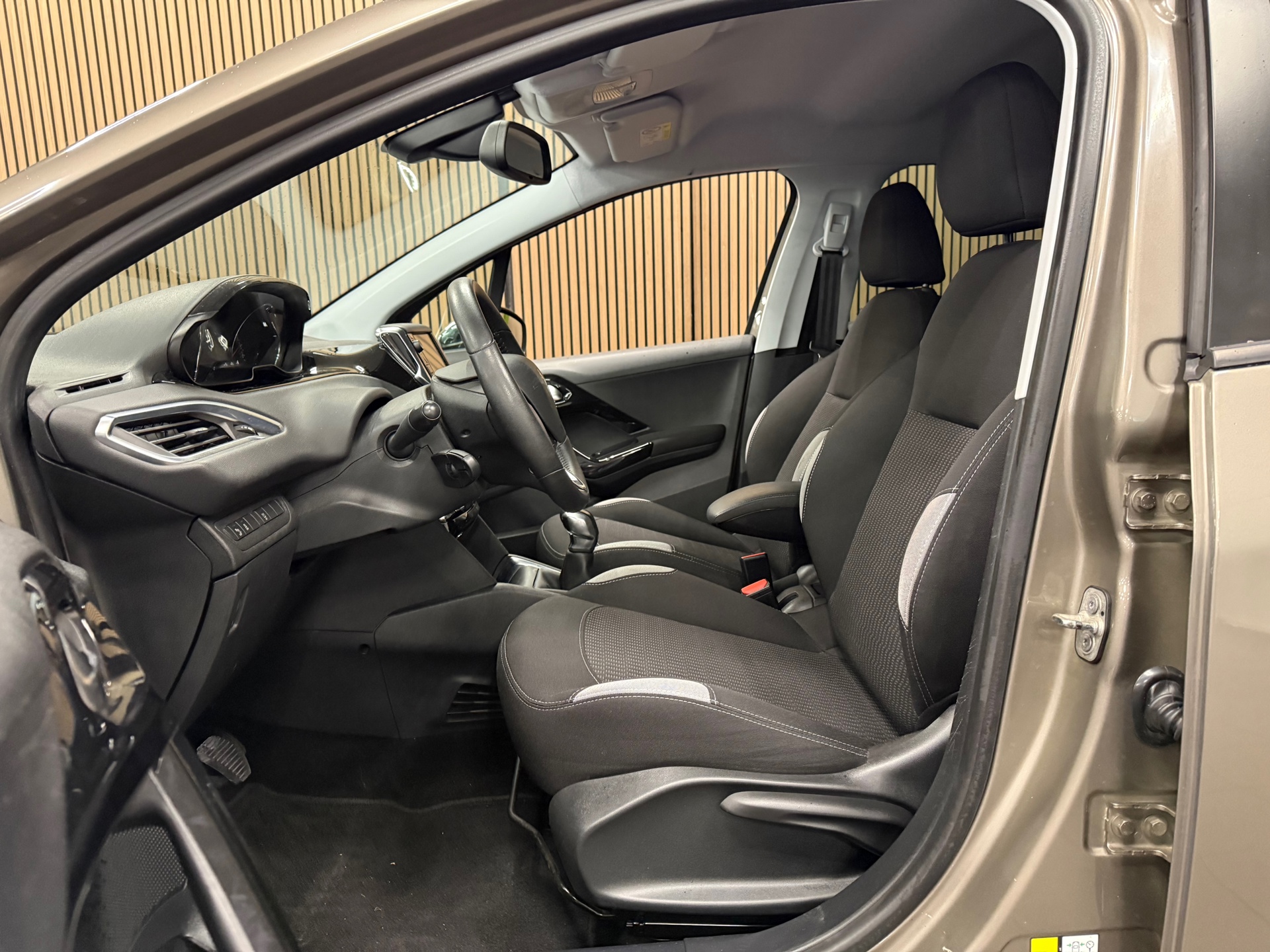 https://www.autokooy.nl//xml/images/56049908-11.JPG