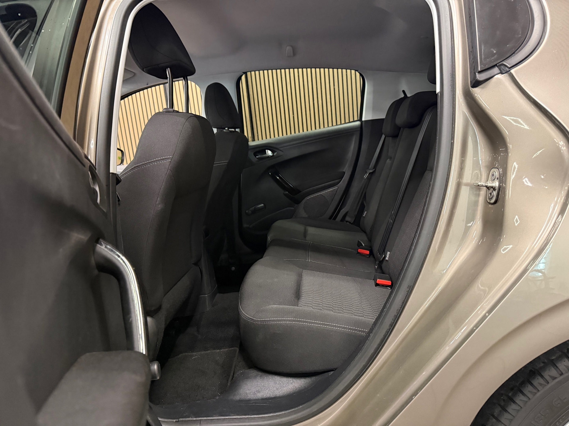 https://www.autokooy.nl//xml/images/56049908-22.JPG