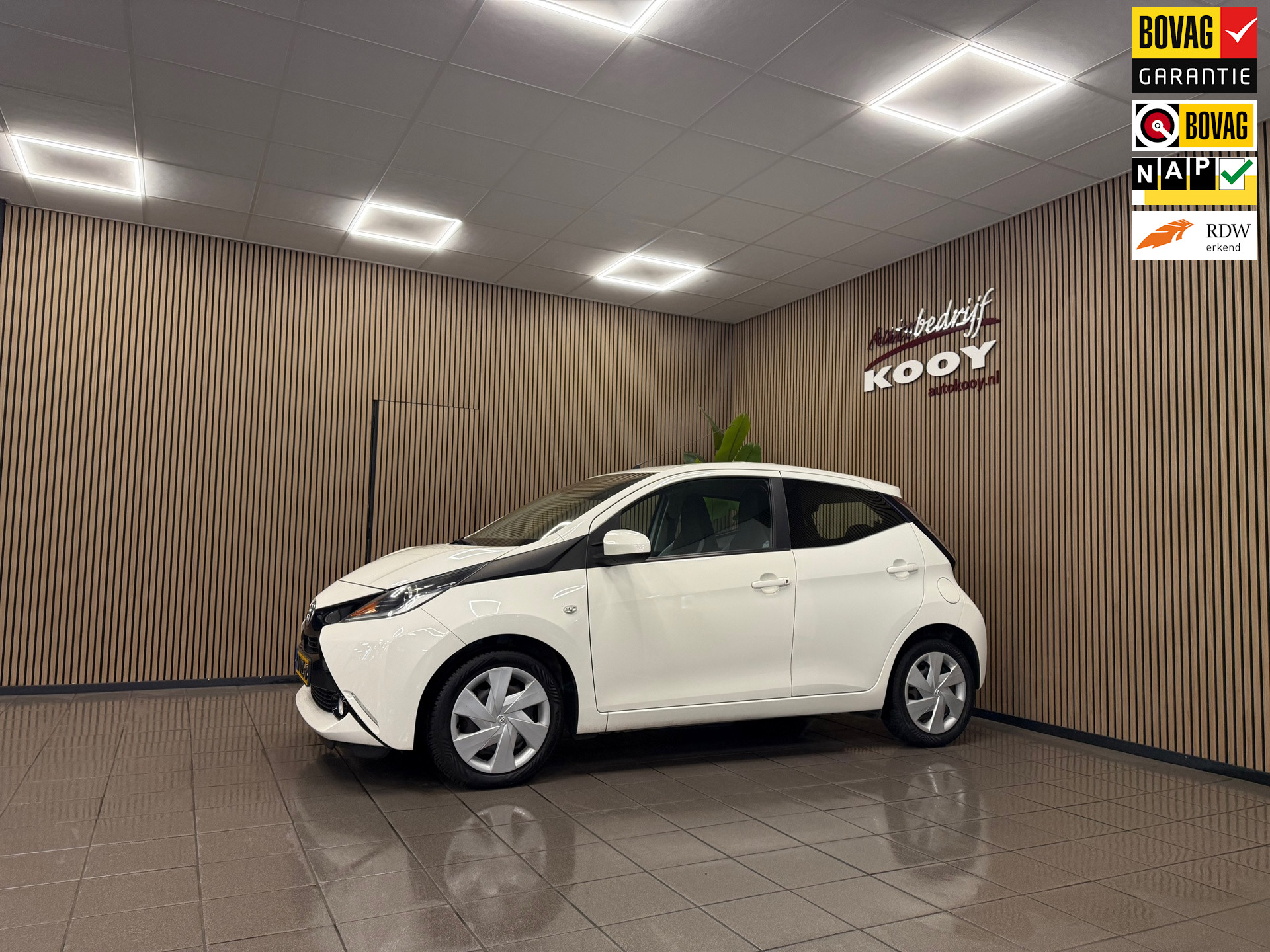 Toyota Aygo 1.0 VVT-i x-play * Navigatie / Camera / Airco / 5 Deurs / NL Auto *