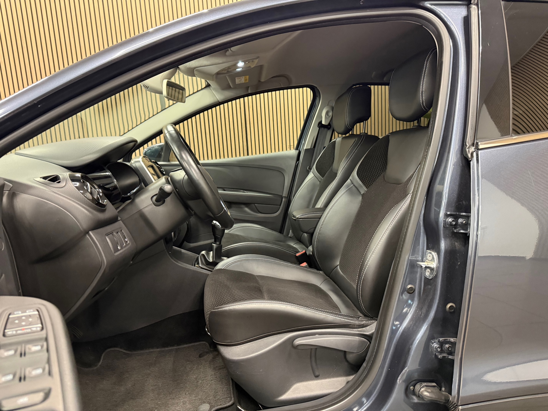 https://www.autokooy.nl//xml/images/56126460-12.JPG