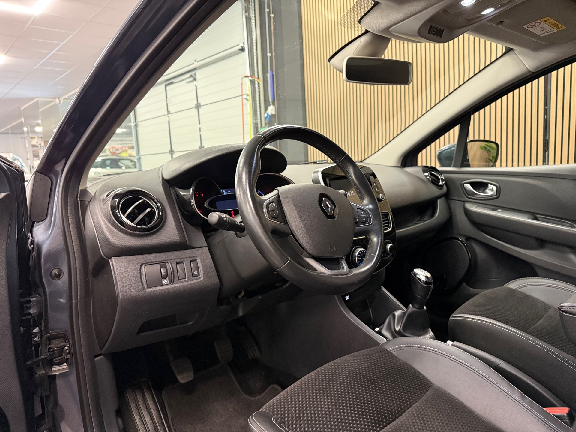 https://www.autokooy.nl//xml/images/56126460-13.JPG