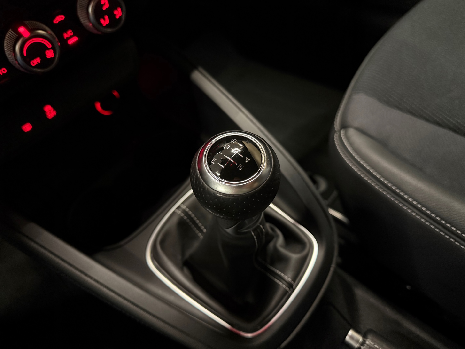 https://www.autokooy.nl//xml/images/56126744-21.JPG