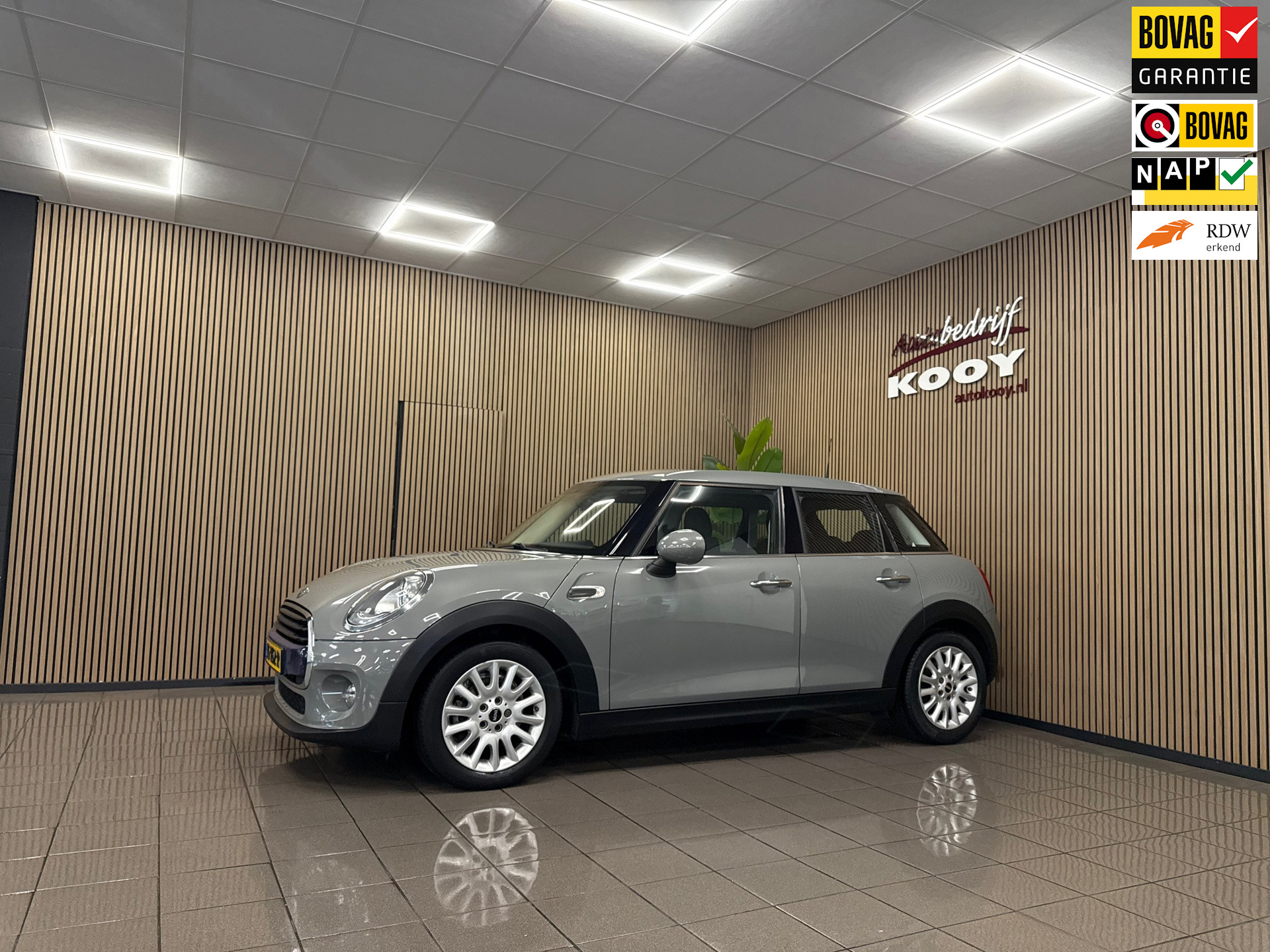 Mini 5-Deurs 1.5 Cooper Business * Leder / Navigatie / Cruise control / LM Velgen / NL Auto *