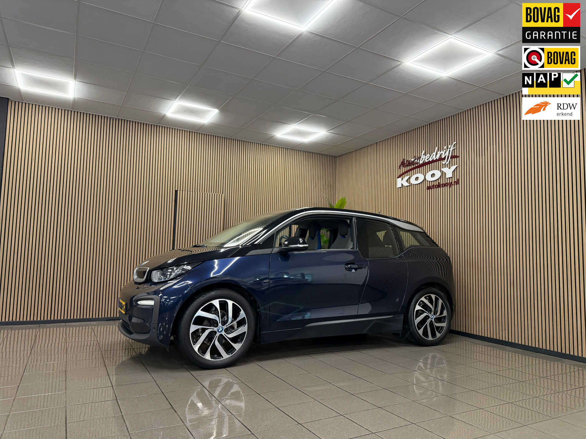 BMW I3 Basis 120Ah 42 kWh * Panoramadak / Navigatie / Camera / 19" LM Velgen / NL Auto *