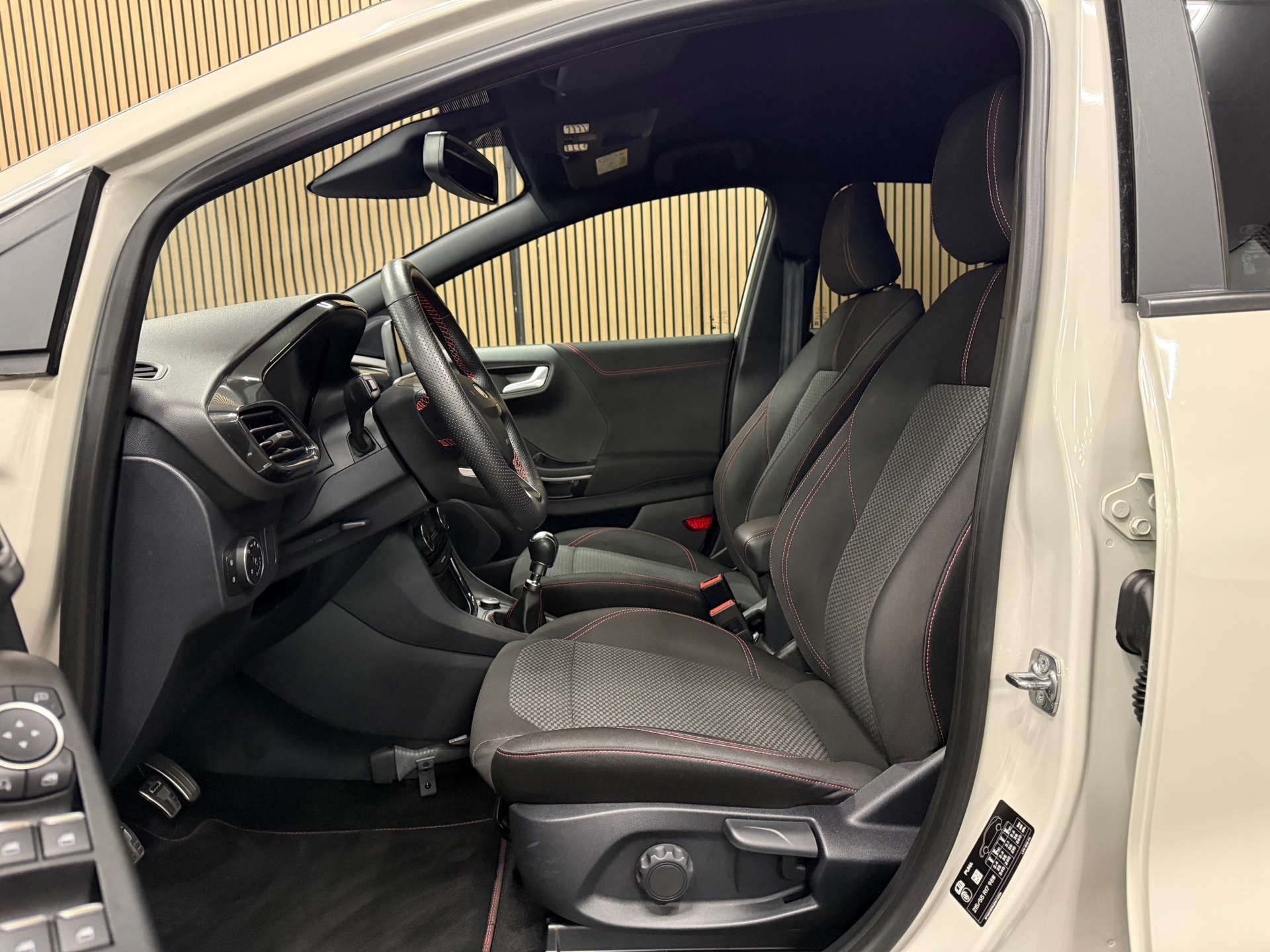 https://www.autokooy.nl//xml/images/56611119-11.JPG