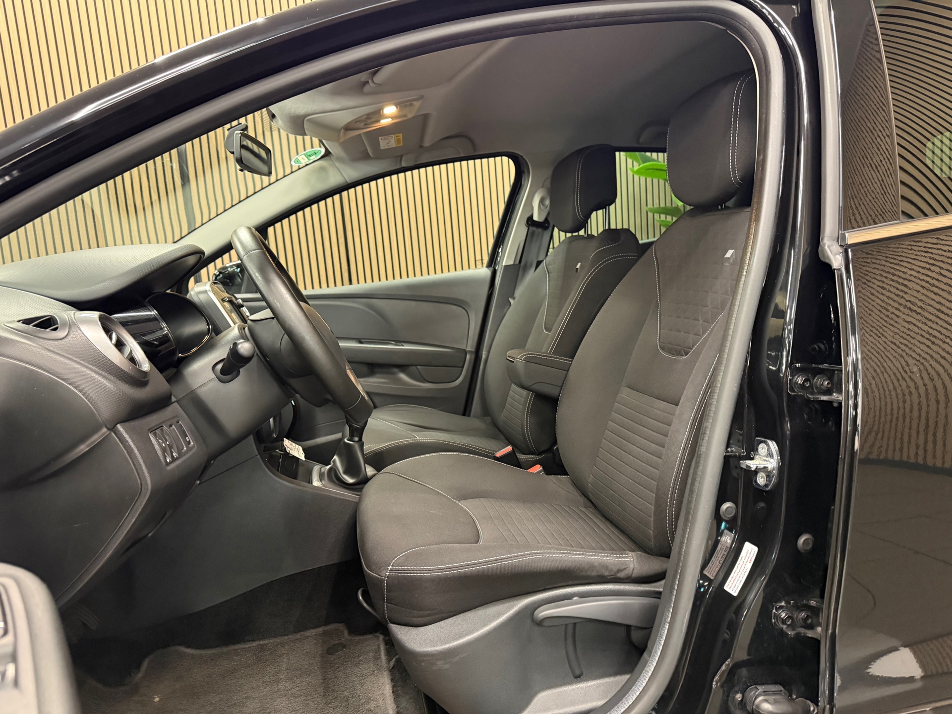https://www.autokooy.nl//xml/images/56714340-12.JPG