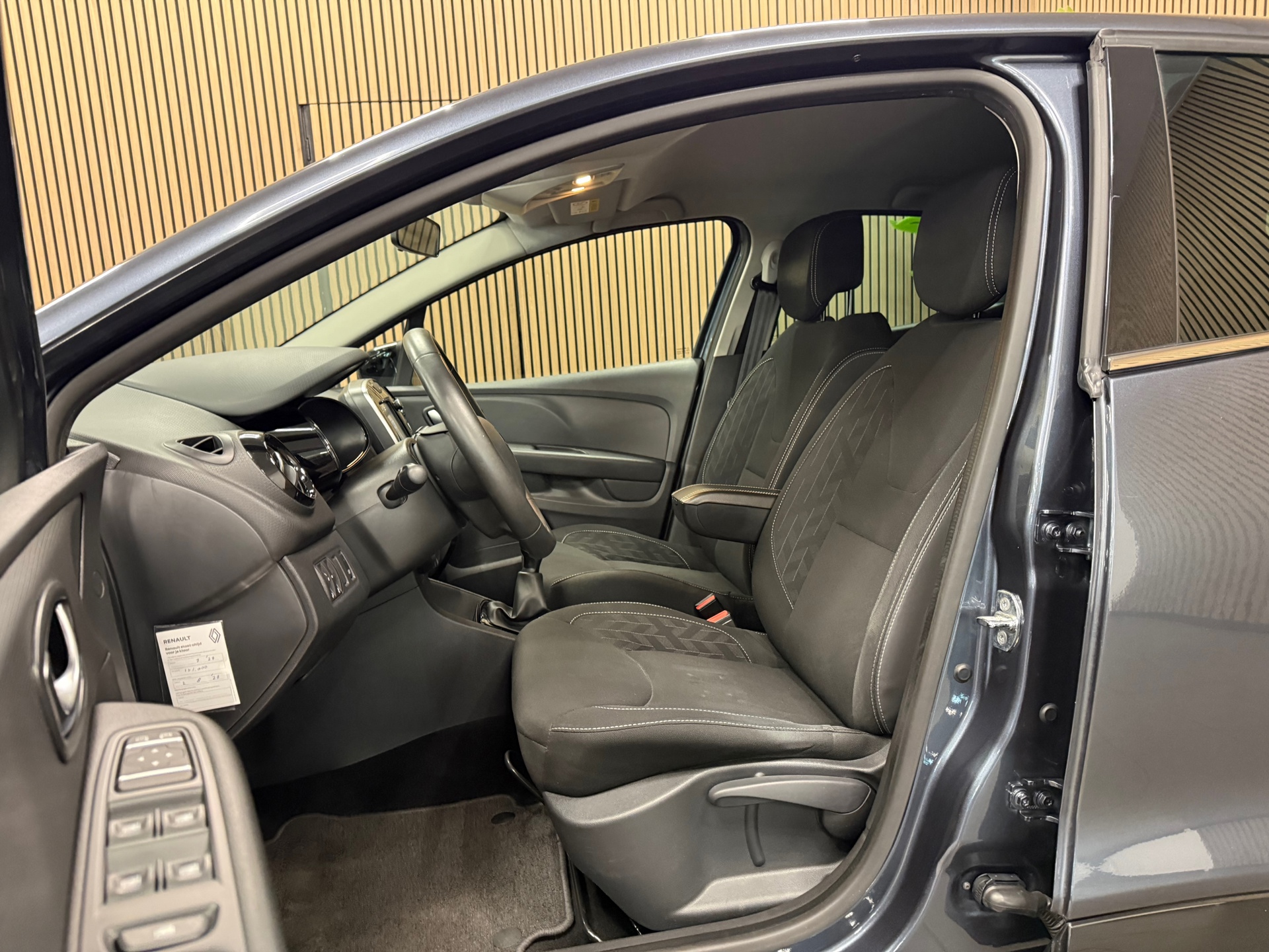 https://www.autokooy.nl//xml/images/56895886-12.JPG
