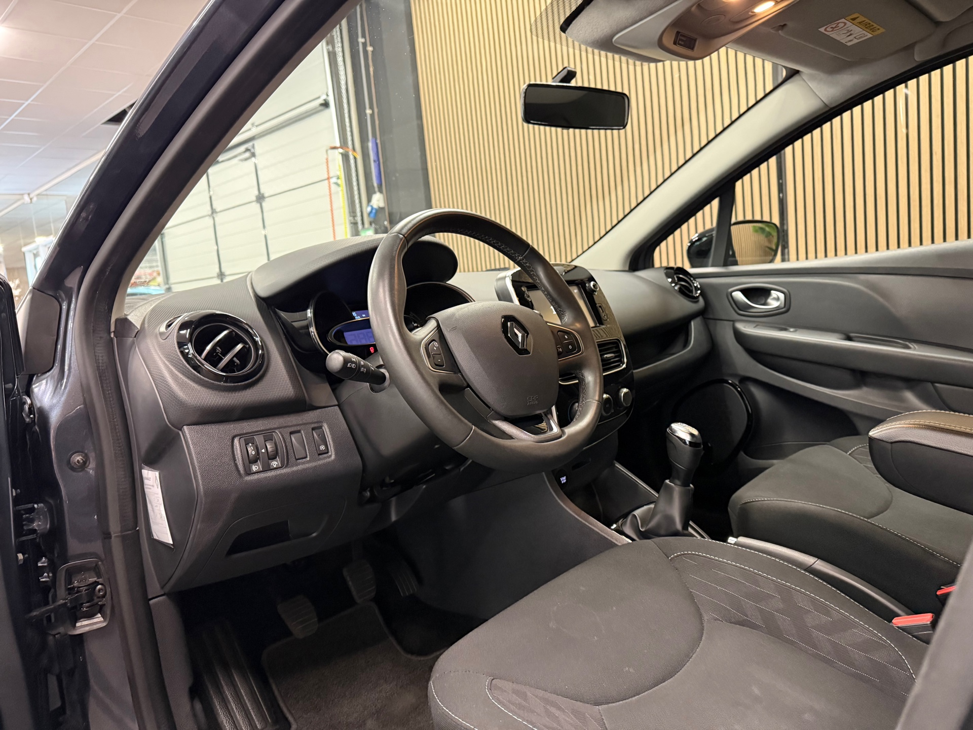 https://www.autokooy.nl//xml/images/56895886-13.JPG