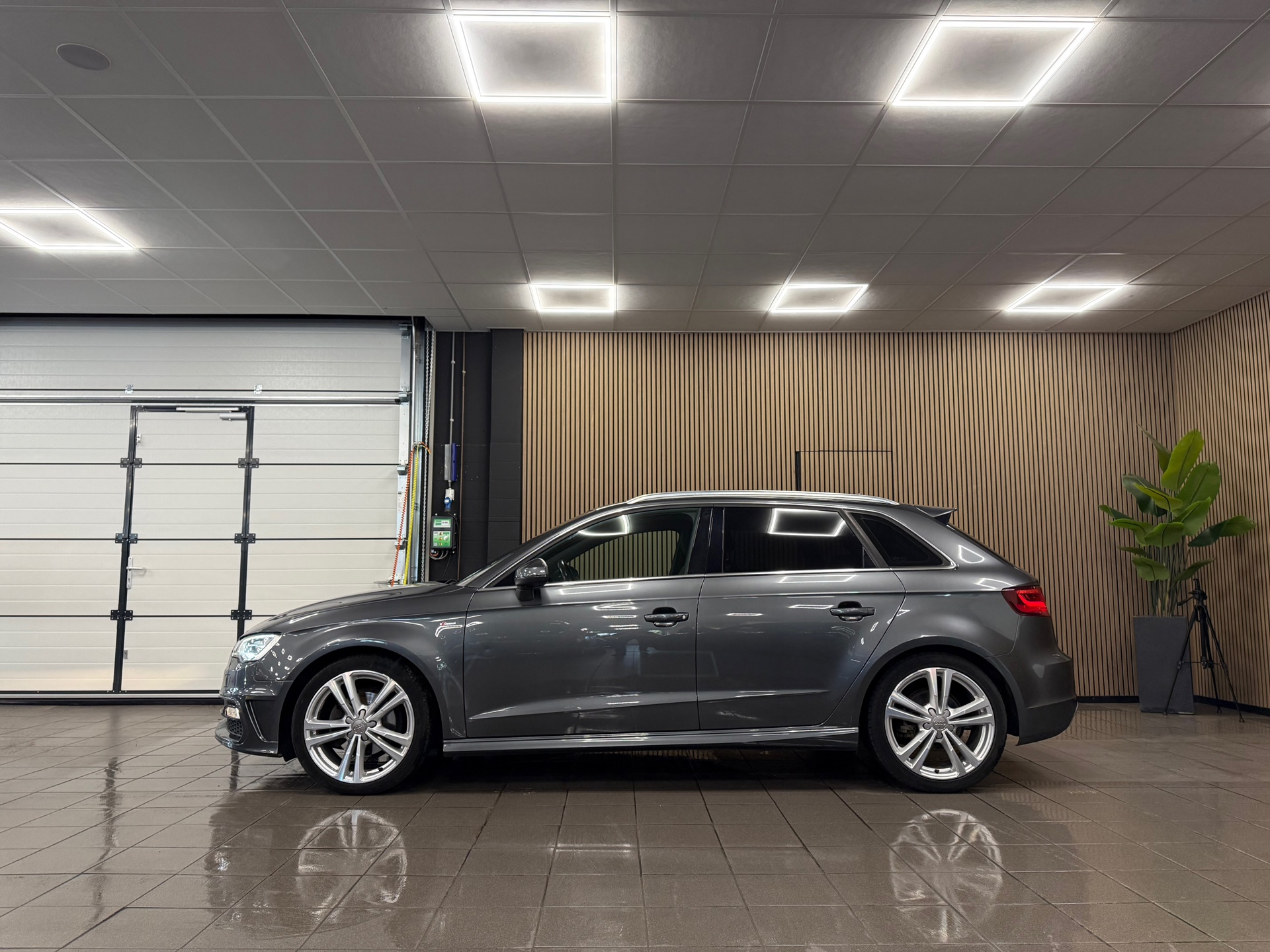 https://www.autokooy.nl//xml/images/56919595-2.JPG