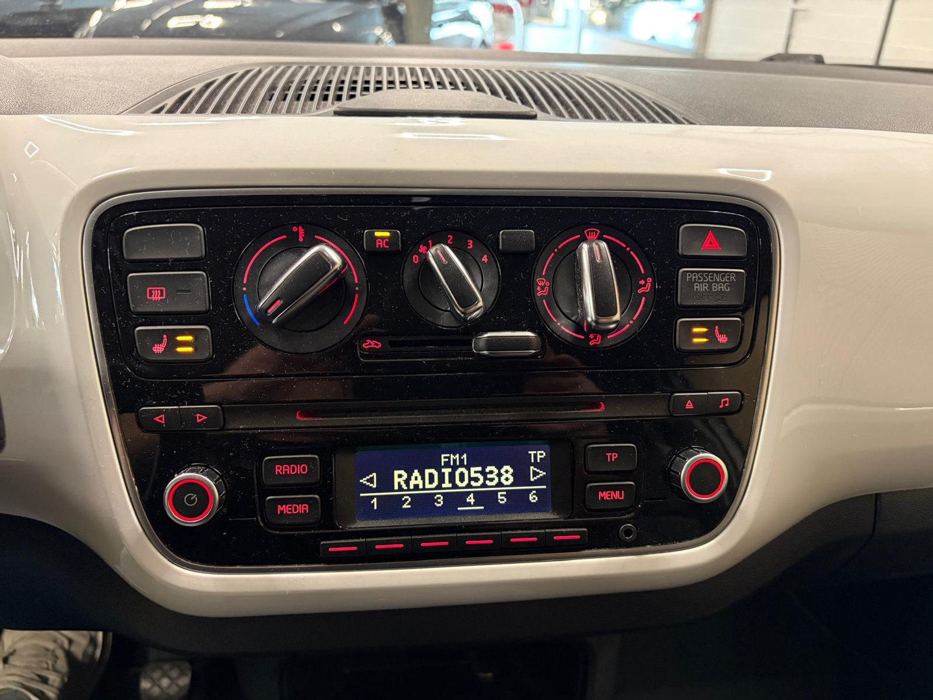 https://www.autokooy.nl//xml/images/56957079-15.JPG