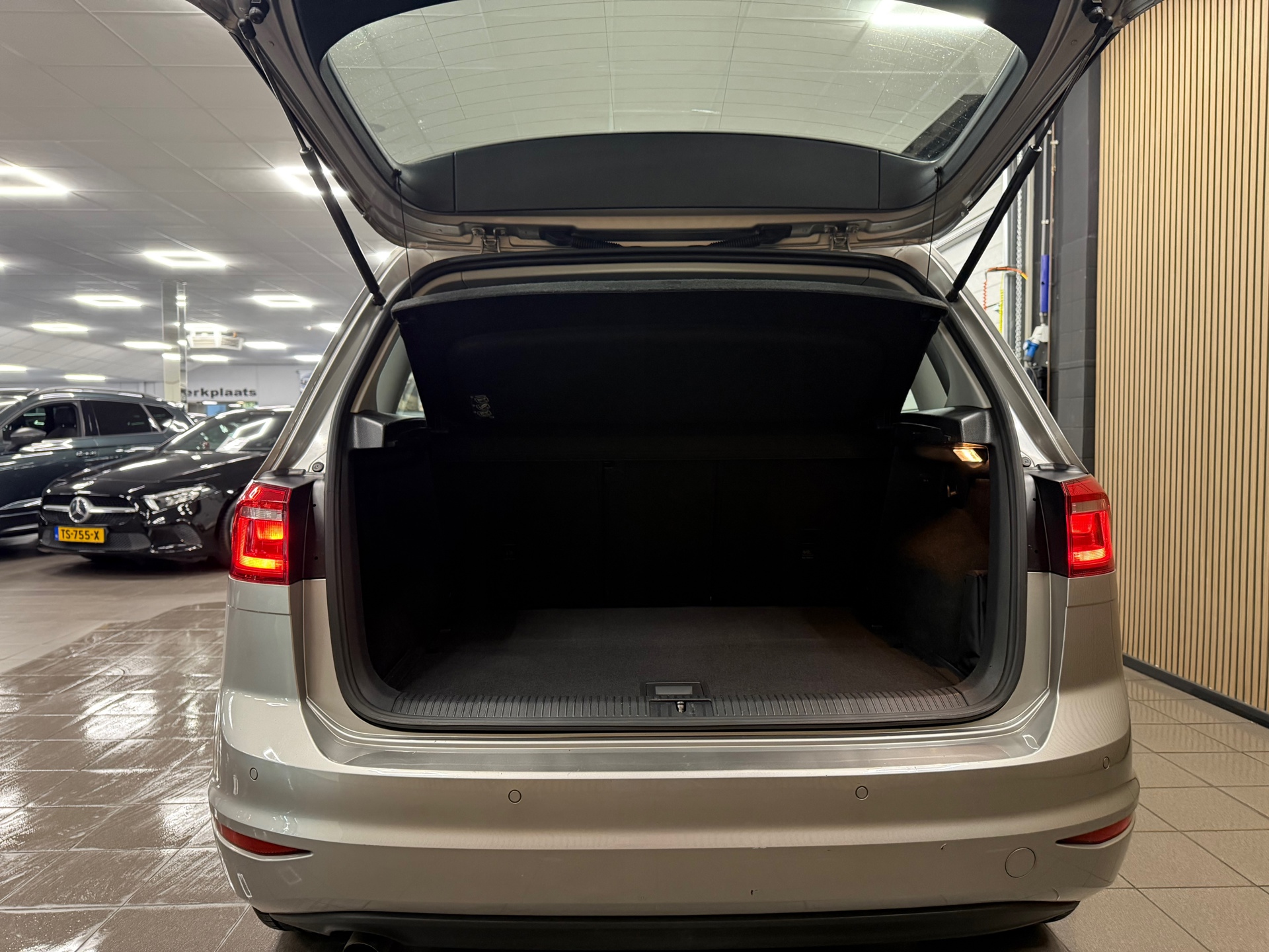 https://www.autokooy.nl//xml/images/57016634-5.JPG