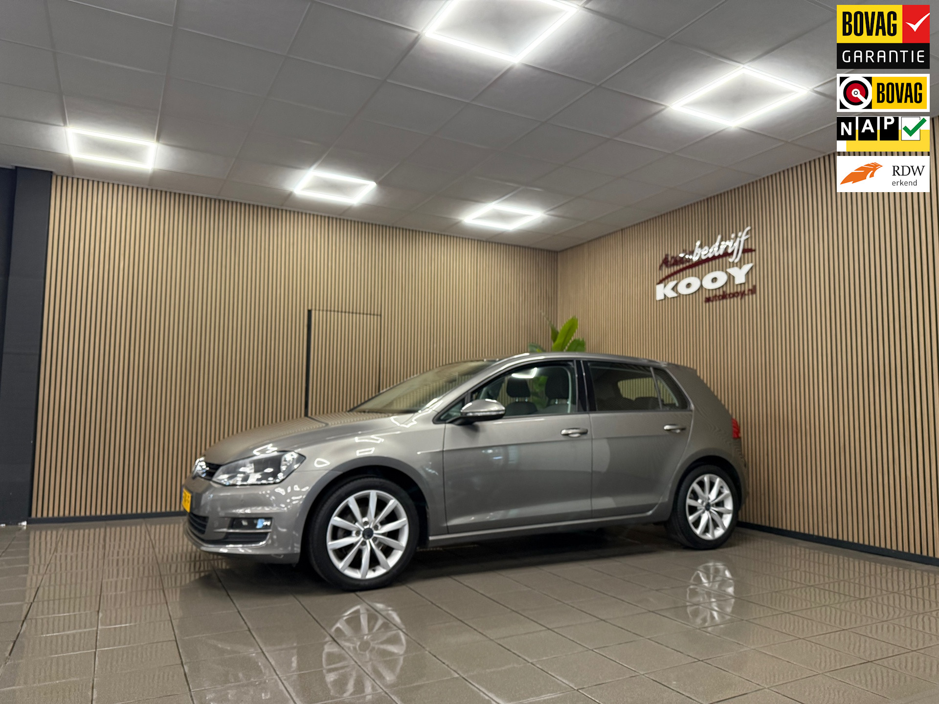 Volkswagen Golf 1.2 TSI Highline * Panoramadak / Camera / Navigatie / Trekhaak / NL Auto *