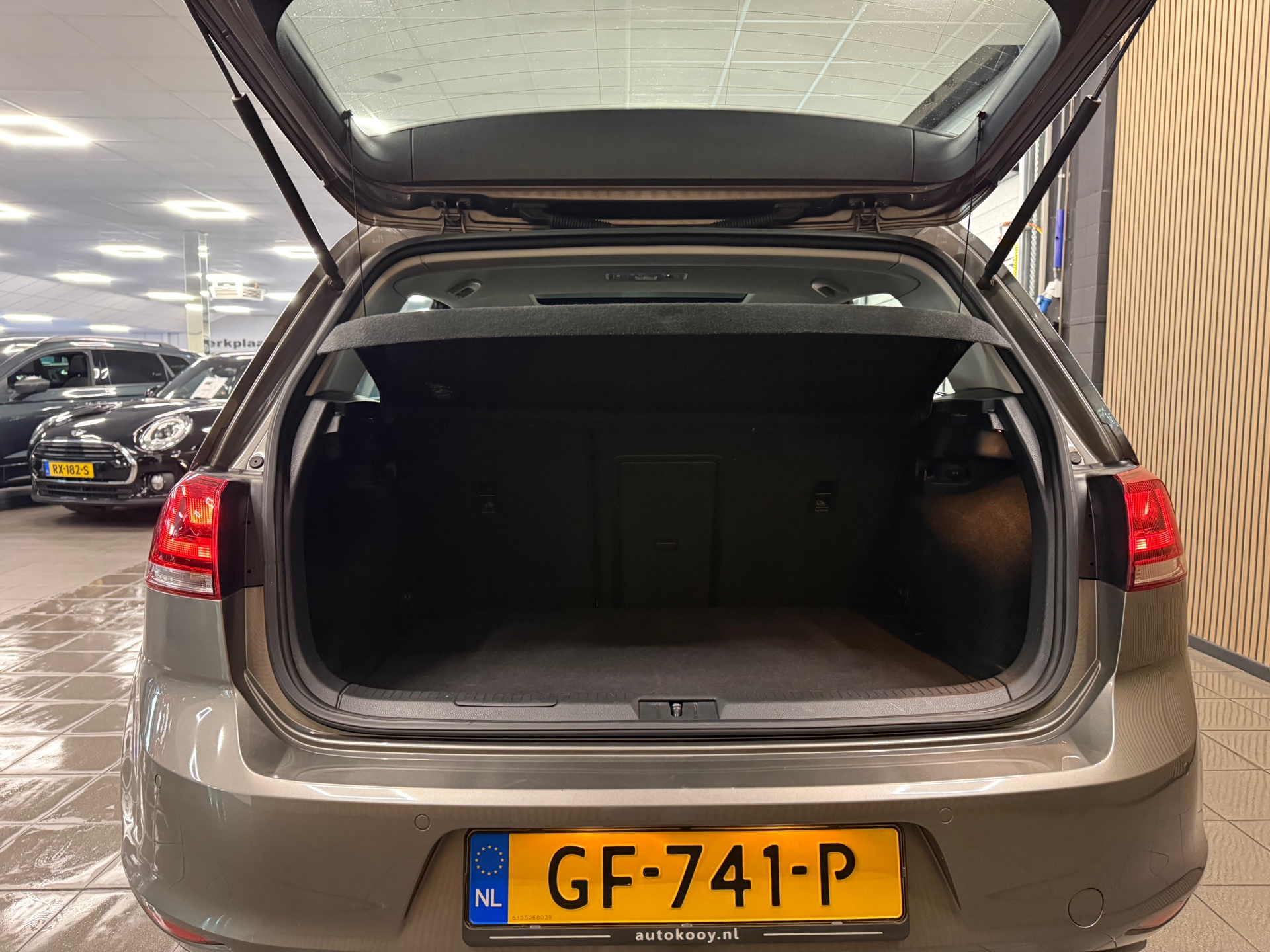 https://www.autokooy.nl//xml/images/57105606-5.JPG