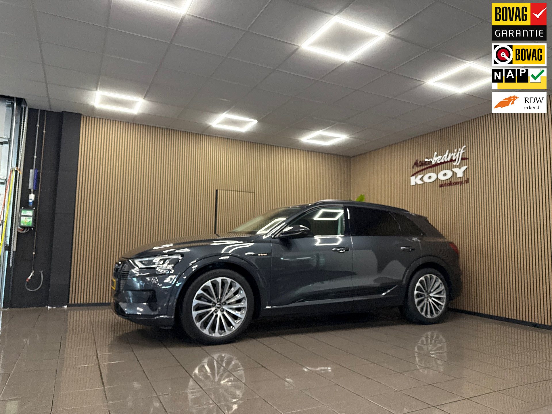 Audi E-tron 55 quattro Business edition Plus 95 kWh * 1e Eig / Panoramadak / Carplay / 21" LM Velgen / NL Auto *